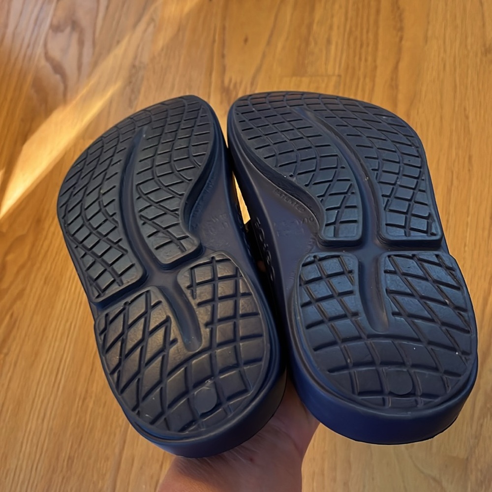 OOFOS OOriginal Sandal in navy blue Lightweight Sports Recovery Footwear w10 M8 - Picture 4 of 7